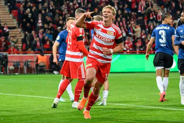 in the picture v l goal to 1 0 by Leopold Querfeld 1 FC Union , goal, hit, jubilation, goal celebration, joy, enthusiasm, celebrates, GER, Berlin, 1 FC Union Berlin vs Arminia Bielefeld DFB Pokal , Bundesliga, football, DFB, season 2025 2026, Alte Foersterei, DFB DFL REGULATIONS PROHIBIT ANY USE OF PHOTOGRAPHS AS IMAGE SEQUENCES AND OR QUASI VIDEO, 29 10 25, Copyright: HMBxMedia UwexKoch