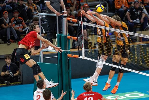 29 10 25, Berlin, Volleyball 1 Bundesliga, Men, Matchday 3, BR Volleys SV Warnemuende, Max Schmeling Halle Lukasz Dydzik SV Warnemuende plays the ball against the block of Fedor Ivanov Berlin Volleys and Matthew Knigge Berlin Volleys BR Volleys SV Warnemuende