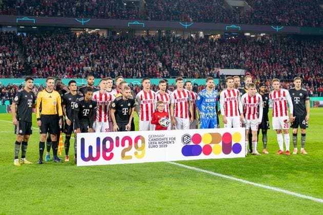 29 10 2025, Football DFB Cup, season 2025 2026, 2nd round, 1 FC Koeln vs FC Bayern Muenchen at RheinEnergie Stadium in Koeln The teams have lined up behind the application banner Important note According to the regulations of the DFL German Football League and the DFB German Football Association, it is prohibited to use or have used photographs taken in the stadium and or of the game in the form of sequential images and or video-like photo series Photo Kirchner Media Thomas Haesler Copyright: xKirchner-Media ThomasxHaeslerx