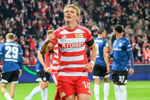 in the picture v l goal to 1 0 by Leopold Querfeld 1 FC Union , goal, hit, jubilation, goal celebration, joy, enthusiasm, celebrates, GER, Berlin, 1 FC Union Berlin vs Arminia Bielefeld DFB Pokal , Bundesliga, football, DFB, season 2025 2026, Alte Foersterei, DFB DFL REGULATIONS PROHIBIT ANY USE OF PHOTOGRAPHS AS IMAGE SEQUENCES AND OR QUASI VIDEO, 29 10 25, Copyright: HMBxMedia UwexKoch