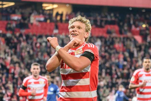 in the picture v l goal to 1 0 by Leopold Querfeld 1 FC Union , goal, hit, jubilation, goal celebration, joy, enthusiasm, celebrates, GER, Berlin, 1 FC Union Berlin vs Arminia Bielefeld DFB Pokal , Bundesliga, football, DFB, season 2025 2026, Alte Foersterei, DFB DFL REGULATIONS PROHIBIT ANY USE OF PHOTOGRAPHS AS IMAGE SEQUENCES AND OR QUASI VIDEO, 29 10 25, Copyright: HMBxMedia UwexKoch