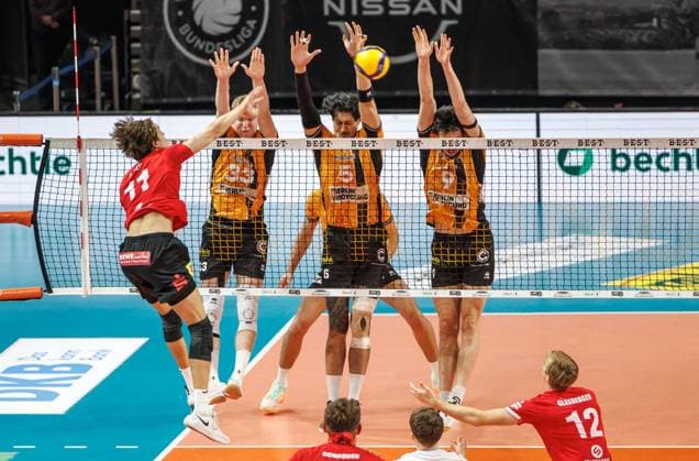 29 10 25, Berlin, Volleyball 1 Bundesliga, Men, Matchday 3, BR Volleys SV Warnemuende, Max Schmeling Halle Lukasz Dydzik SV Warnemuende plays the ball against the block of Fedor Ivanov Berlin Volleys , Nehemiah Mote Berlin Volleys and Nolan Flexen Berlin Volleys BR Volleys SV Warnemuende