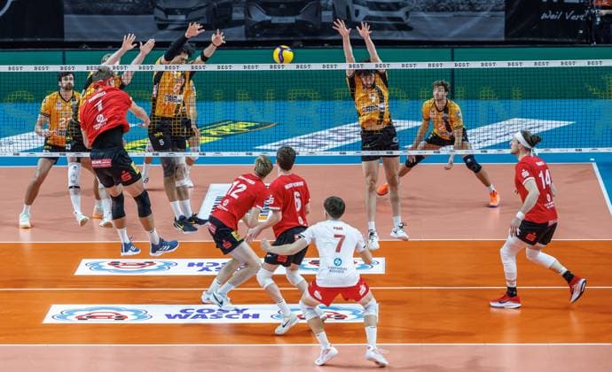 29 10 25, Berlin, Volleyball 1 Bundesliga, Men, Matchday 3, BR Volleys SV Warnemuende, Max Schmeling Halle Soeren Schroeder SV Warnemuende plays the ball against the block from Nehemiah Mote Berlin Volleys BR Volleys SV Warnemuende