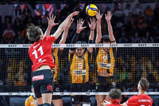 29 10 25, Berlin, Volleyball 1 Bundesliga, Men, Matchday 3, BR Volleys SV Warnemuende, Max Schmeling Halle Lukasz Dydzik SV Warnemuende plays the ball against the block of Nehemiah Mote Berlin Volleys and Nolan Flexen Berlin Volleys BR Volleys SV Warnemuende
