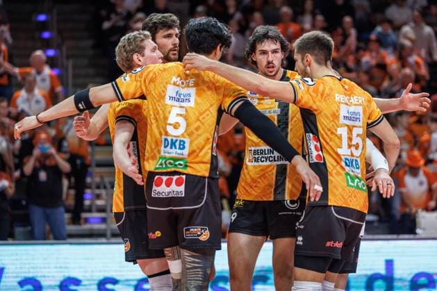 29 10 25, Berlin, Volleyball 1 Bundesliga, Men, Matchday 3, BR Volleys SV Warnemuende, Max Schmeling Halle The team is happy about the point scored BR Volleys SV Warnemuende