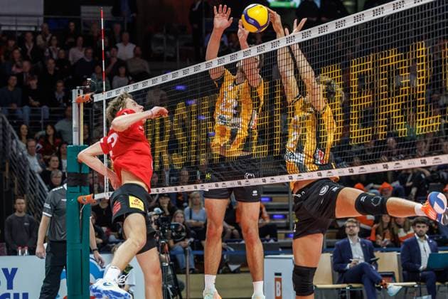 29 10 25, Berlin, Volleyball 1 Bundesliga, Men, Matchday 3, BR Volleys SV Warnemuende, Max Schmeling Halle Noah Van Dam SV Warnemuende plays the ball against the block from Jake Hanes Berlin Volleys and Jake Hanes Berlin Volleys BR Volleys SV Warnemuende