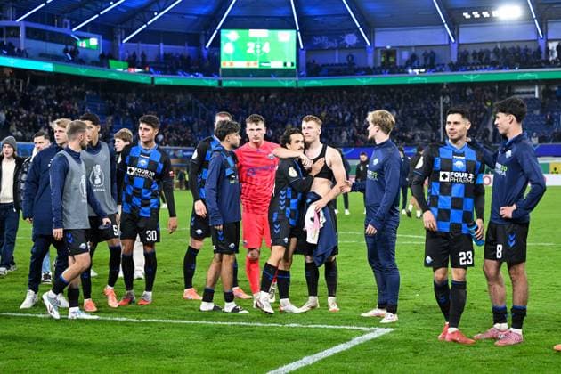 Paderborn, Home Deluxe Arena, 29 10 25, GER, Herren, DFB Pokal, 2 Runde, Saison 2025 2026, SC Paderborn 07 Bayer 04 Leverkusen Bild Spieler aus Paderborn unzufrieden, enttaeuscht, niedergeschlagen, frustriert, traurig vor Fankurve, Fans, Fanblock DFB regulations prohibit any use of photographs as image sequences and or quasi video Nordrhein Westfalen Germany