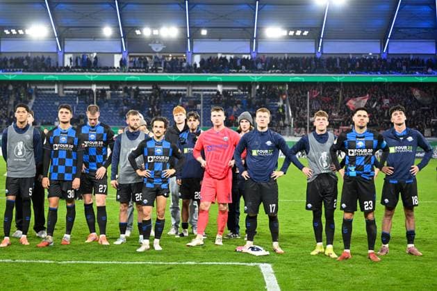 Paderborn, Home Deluxe Arena, 29 10 25, GER, Herren, DFB Pokal, 2 Runde, Saison 2025 2026, SC Paderborn 07 Bayer 04 Leverkusen Bild Spieler aus Paderborn unzufrieden, enttaeuscht, niedergeschlagen, frustriert, traurig vor Fankurve, Fans, Fanblock DFB regulations prohibit any use of photographs as image sequences and or quasi video Nordrhein Westfalen Germany