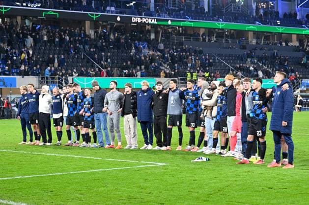 Paderborn, Home Deluxe Arena, 29 10 25, GER, Herren, DFB Pokal, 2 Runde, Saison 2025 2026, SC Paderborn 07 Bayer 04 Leverkusen Bild Spieler aus Paderborn unzufrieden, enttaeuscht, niedergeschlagen, frustriert, traurig vor Fankurve, Fans, Fanblock DFB regulations prohibit any use of photographs as image sequences and or quasi video Nordrhein Westfalen Germany