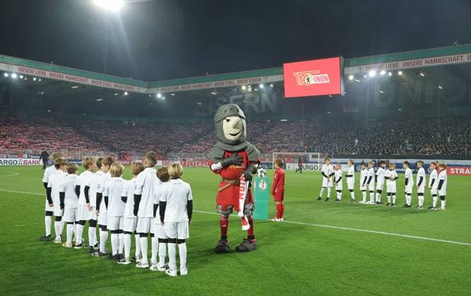 Mascot Ritter Keuleund EinlaufkinderStadion an der Alten Försterei AF Sportstätte Übersicht Sport Fußball Fußball DFB Pokal 2 Runde Herren Saison 2025 2026 29 10 2025 1 FC Union Berlin FCU vs DSC Arminia Bielefeld DFL regulations prohibit any use of photographs as image sequences and or quasi video