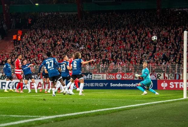 Soccer, Men, Season 2025 2026, DFB Pokal 2 Round , 1 FC Union Berlin DSC Arminia Bielefeld, Leopold Querfeld 1 FC Union Berlin scores the goal for 1 0 against goalkeeper Jonas Kersken Bielefeld , 29 10 2025, Copyright: xSebastianxRäppold MatthiasxKochx