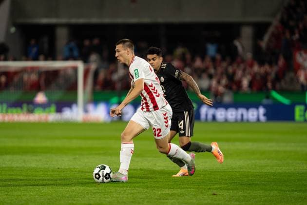 GER, DFB Pokal 2 Runde, 1 FC Köln vs FC Bayern München Muenchen 29 10 2025, RheinEnergieSTADION, Köln, GER, DFB Pokal 2 Runde, 1 FC Köln vs FC Bayern München Muenchen im Bild Zweikampf zwischen Kristoffer Lund 1 FC Köln Koeln, 32 und Luis Diaz Luis Diaz FC Bayern München Muenchen, 14 nordphotoxGmbHxx xChristianxSchulze nph000300
