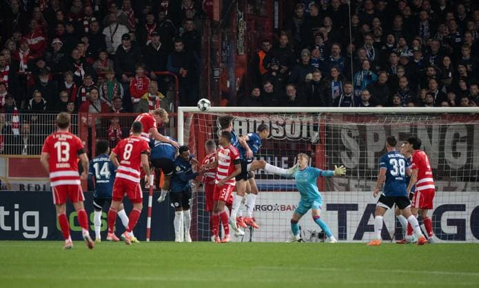 Soccer, Men, Season 2025 2026, DFB Pokal 2 Runde , 1 FC Union Berlin Arminia Bielefeld, Leopold Querfeld 4 v l , 1 FC Union Berlin scores the goal for 1 0 against goalkeeper Jonas Kersken Arminia Bielefeld , 29 10 2025, Copyright: xMatthiasxKochx