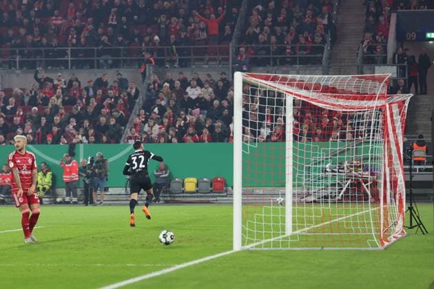 29 10 2025, xrekx, Fußball DFB Pokal 2 Runde, Fortuna Duesseldorf SC Freiburg v l Torjubel nach dem Tor zum celebrating the goal celebrate 0 2 durch Vincenzo Grifo SC Freiburg DFL DFB REGULATIONS PROHIBIT ANY USE OF PHOTOGRAPHS as IMAGE SEQUENCES and or QUASI VIDEO Duesseldorf