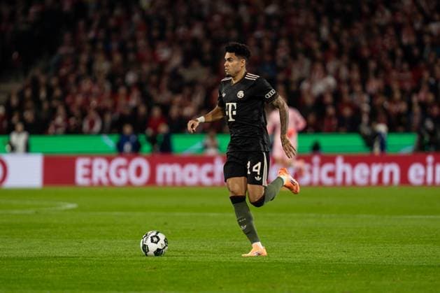 GER, DFB Pokal 2 Runde, 1 FC Köln vs FC Bayern München Muenchen 29 10 2025, RheinEnergieSTADION, Köln, GER, DFB Pokal 2 Runde, 1 FC Köln vs FC Bayern München Muenchen im Bild Luis Diaz Luis Diaz FC Bayern München Muenchen, 14 single action, ball on foot, full body, full body nordphotoxGmbHxx xChristianxSchulze nph000300