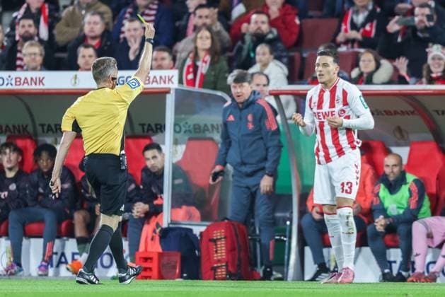 Soccer DFB Cup 2nd round 1 FC Köln FC Bayern München on 29 10 2025 at RheinEnergieStadion in Cologne Referee Tobias Welzm Wiesbaden , left shows Said El Mala Köln , right shows the yellow card DFB regulations prohibit any use of photographs as image sequences and or quasi video xJRx