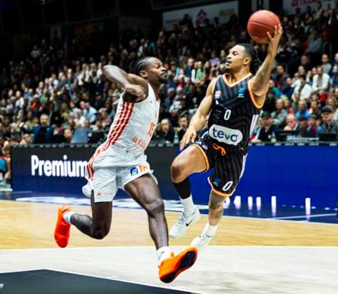 29 10 2025, xomx, Basketball BKT EuroCup 2025 2026, NINERS Chemnitz ratiopharm ulm v l Nelson Weidemann Ratiopharm Ulm and Tyron Brewer Niners Chemnitz in a duel on the ball Chemnitz