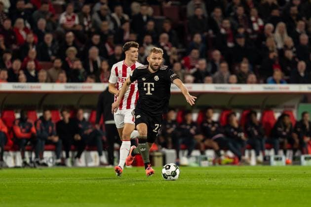 GER, DFB Pokal 2 Runde, 1 FC Köln vs FC Bayern München Muenchen 29 10 2025, RheinEnergieSTADION, Köln, GER, DFB Pokal 2 Runde, 1 FC Köln vs FC Bayern München Muenchen im Bild Konrad Laimer FC Bayern München Muenchen, 27 Einzelaktion, Ball am Fuss, Ganzkörper, ganzer Körper Im Hintergrund Eric Martel 1 FC Köln Koeln, 6 nordphotoxGmbHxx xChristianxSchulze nph000300