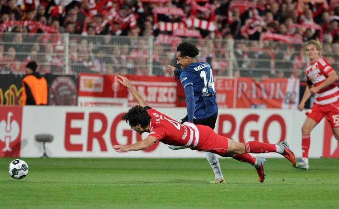 Diogo Leite, Monju Momuluh duel match scene action sport soccer soccer DFB Pokal 2 round men season 2025 2026 29 10 2025 1 FC Union Berlin FCU vs DSC Arminia Bielefeld DFL regulations prohibit any use of photographs as image sequences and or quasi video
