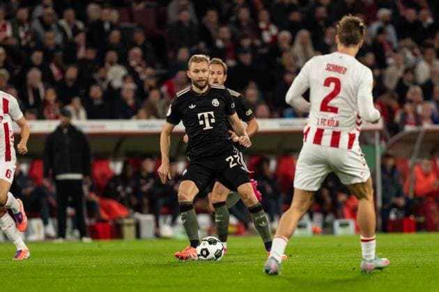 GER, DFB Pokal 2 Runde, 1 FC Köln vs FC Bayern München Muenchen 29 10 2025, RheinEnergieSTADION, Köln, GER, DFB Pokal 2 Runde, 1 FC Köln vs FC Bayern München Muenchen im Bild Konrad Laimer FC Bayern München Muenchen, 27 Einzelaktion, Ball am Fuss, Ganzkörper, ganzer Körper nordphotoxGmbHxx xChristianxSchulze nph000300