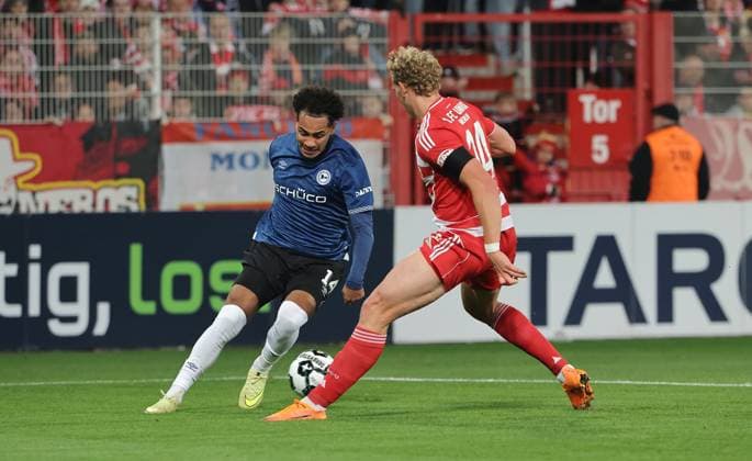 Monju Momuluh, Leopold Querfeld duel match scene action sport soccer soccer DFB Pokal 2 round men season 2025 2026 29 10 2025 1 FC Union Berlin FCU vs DSC Arminia Bielefeld DFL regulations prohibit any use of photographs as image sequences and or quasi video