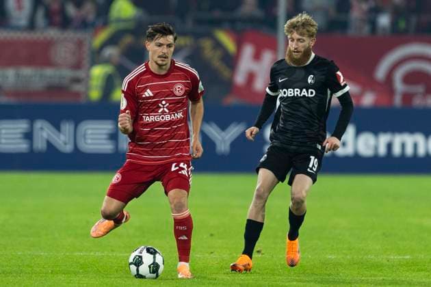 DFB Pokal, Fortuna Duesseldorf vs SC Freiburg, 29 10 2025 DUESSELDORF, GERMANY OCTOBER 29 Florent Muslija Fortuna Duesseldorf, 24 , Niklas Beste SC Freiburg, 19 during the DFB Pokal match between Fortuna Duesseldorf and SC Freiburg in the second round of DFB Pokal at Merkur Spiel Arena on October 29, 2025 in Duesseldorf, Germany DFL regulations prohibit any use of photographs as image sequences and or quasi video Copyright: xBEAUTIFULxSPORTS Meuselx
