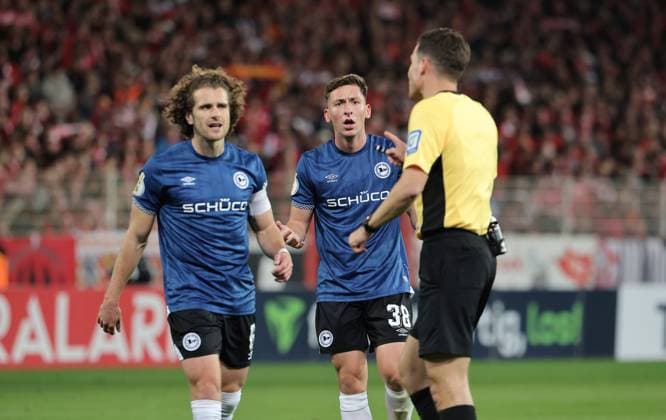 Mael Corboz talks to referee Harm Osmers Sport Football Soccer DFB Pokal 2 Round Men Season 2025 2026 29 10 2025 1 FC Union Berlin FCU vs DSC Arminia Bielefeld DFL regulations prohibit any use of photographs as image sequences and or quasi video