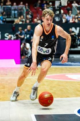 29 10 2025, xomx, Basketball BKT EuroCup 2025 2026, NINERS Chemnitz ratiopharm ulm v l Tobias Jensen Ratiopharm Ulm on the ball single image, cropped image, Chemnitz