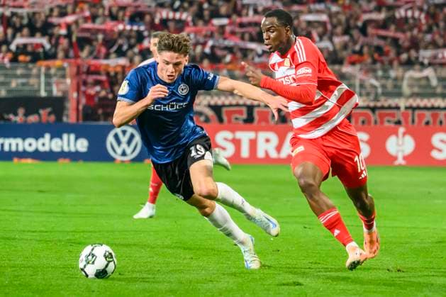 in the picture from l Maximilian Grosser Arminia Bielefeld, 19 , Ilyas Ansah 1 FC Union , duel, action, fight, fights for the ball, GER, Berlin, 1 FC Union Berlin vs Arminia Bielefeld DFB Pokal , Bundesliga, football, DFB, season 2025 2026, Alte Foersterei, DFB DFL REGULATIONS PROHIBIT ANY USE OF PHOTOGRAPHS AS IMAGE SEQUENCES AND OR QUASI VIDEO, 29 10 25, Copyright: HMBxMedia UwexKoch