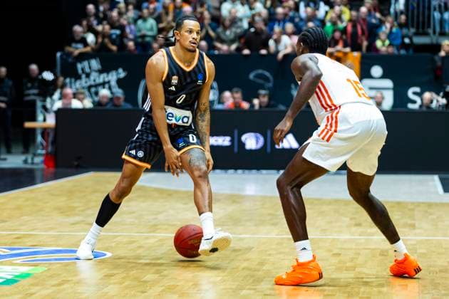 29 10 2025, xomx, Basketball BKT EuroCup 2025 2026, NINERS Chemnitz ratiopharm ulm v l Nelson Weidemann Ratiopharm Ulm on the ball in a duel with Tyron Brewer Niners Chemnitz Chemnitz