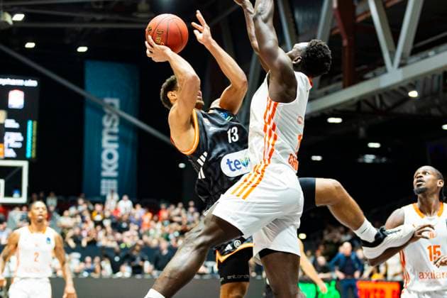 29 10 2025, xomx, Basketball BKT EuroCup 2025 2026, NINERS Chemnitz ratiopharm ulm v l Mark Smith Ratiopharm Ulm on the ball Chemnitz