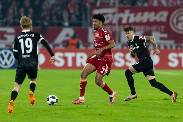 DUESSELDORF, GERMANY - OCTOBER 29: Kenneth Schmidt (Fortuna Duesseldorf, 4) between Niklas Beste (SC Freiburg, 19) and Lukas Kuebler (SC Freiburg, 17) during the DFB Pokal match between Fortuna Duesseldorf and SC Freiburg in the second round of DFB Pokal at Merkur-Spiel-Arena on October 29, 2025 in Duesseldorf, Germany. DFL regulations prohibit any use of photographs as image sequences and or quasi-video NRW Deutschland Copyright: xBEAUTIFULxSPORTS Meuselx