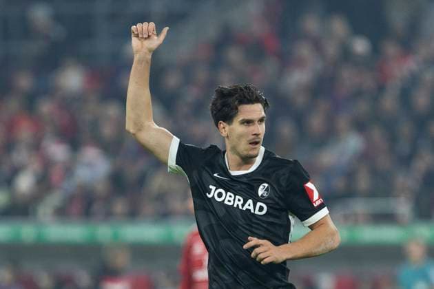 DFB Pokal, Fortuna Duesseldorf vs SC Freiburg, 29 10 2025 DUESSELDORF, GERMANY OCTOBER 29 Igor Matanovic SC Freiburg, 31 with a thumbs up gesture during the DFB Pokal match between Fortuna Duesseldorf and SC Freiburg in the second round of DFB Pokal at Merkur Spiel Arena on October 29, 2025 in Duesseldorf, Germany DFL regulations prohibit any use of photographs as image sequences and or quasi video Copyright: xBEAUTIFULxSPORTS Meuselx