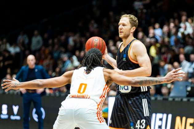29 10 2025, xomx, Basketball BKT EuroCup 2025 2026, NINERS Chemnitz ratiopharm ulm v l Christian Sengfelder Ratiopharm Ulm on the ball in a duel with Kevin Yebo Niners Chemnitz Chemnitz
