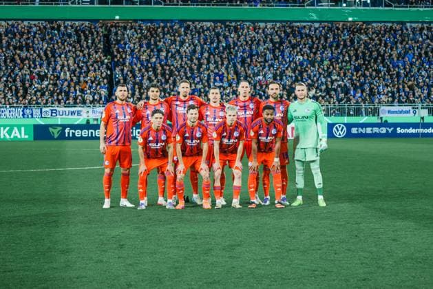 29 10 2025, xhettx, Fußball DFB Pokal 2 Runde, SV Darmstadt 98 FC Schalke 04 v l Schalke Mannschaft DFL DFB REGULATIONS PROHIBIT ANY USE OF PHOTOGRAPHS as IMAGE SEQUENCES and or QUASI VIDEO Darmstadt