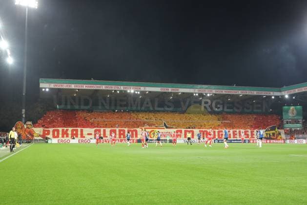 29 10 2025, xtgx, Fußball DFB Pokal 2 Runde Union Berlin Arminia Bielefeld emspor, v l Symbolfoto, Symbolbild, Symbol, Choreo, Spruchband, Fans, Zuschauer, Publikum Union Berlin DFL DFB REGULATIONS PROHIBIT ANY USE OF PHOTOGRAPHS as IMAGE SEQUENCES and or QUASI VIDEO Berlin