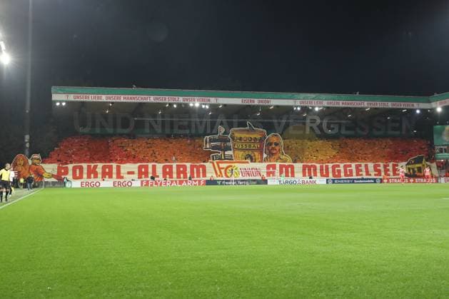 29 10 2025, xtgx, Fußball DFB Pokal 2 Runde Union Berlin Arminia Bielefeld emspor, v l Symbolfoto, Symbolbild, Symbol, Choreo, Spruchband, Fans, Zuschauer, Publikum Union Berlin DFL DFB REGULATIONS PROHIBIT ANY USE OF PHOTOGRAPHS as IMAGE SEQUENCES and or QUASI VIDEO Berlin
