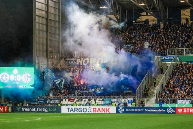 29 10 2025, xhettx, Fußball DFB Pokal 2 Runde, SV Darmstadt 98 FC Schalke 04 v l Pyro bei den Gästen DFL DFB REGULATIONS PROHIBIT ANY USE OF PHOTOGRAPHS as IMAGE SEQUENCES and or QUASI VIDEO Darmstadt