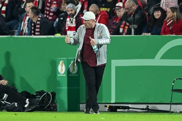 29 10 2025, Football DFB Pokal, Season 2025 2026, 2 Round, 1 FC Koeln vs FC Bayern Muenchen at RheinEnergie Stadion in Koeln Lukas Kwasniok 1 FC Koeln, Coach cheering on his team Important notice According to the regulations of the DFL German Football League and the DFB German Football Association, it is prohibited to to exploit or have exploited photographs taken in the stadium and or of the match in the form of sequential images and or video-like photo series Foto Kirchner Media Thomas Haesler Copyright: xKirchner-Media ThomasxHaeslerx