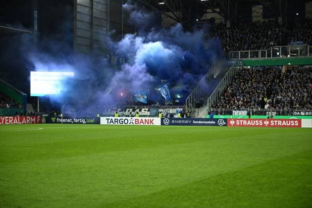 29 10 2025, Football, DFB Cup, 2nd round, Season 2025 2026, FC Schalke 04 SV Darmstadt 98, Pyrotechnics fans FC Schalke 04, xRHR FOTO YYx Copyright: KROEGER RHR-FOTOx RHR-FOTO YY