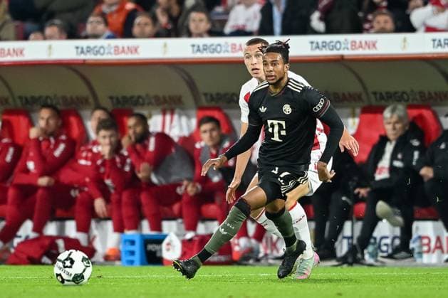29 10 2025, Football DFB Cup, season 2025 2026, 2nd round, 1 FC Koeln vs FC Bayern Muenchen at RheinEnergie Stadium in Koeln duel between Kristoffer Lund Hansen 1 FC Koeln, 32 and Michael Olise FC Bayern Muenchen, 17 Important note In accordance with the regulations of the DFL German Football League and the DFB German Football Association, it is prohibited to utilize or have utilized photographs taken in the stadium or of the match in the form of sequential images or video-like photo series Foto Kirchner Media Thomas Haesler Copyright: xKirchner-Media ThomasxHaeslerx