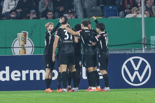 Sport, Football, DFB Pokal season 2025 2026 2nd round Fortuna Düsseldorf SC Freiburg 29 10 2025, MERKUR SPIEL ARENA Goal celebration SC Freiburg after the goal to 1 0 by Igor Matanovic SC Freiburg, 31 the players are happy Düsseldorf MERKUR SPIEL ARENA North Rhine-Westphalia Germany