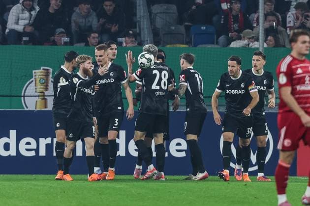 Sport, Football, DFB Pokal season 2025 2026 2nd round Fortuna Düsseldorf SC Freiburg 29 10 2025, MERKUR SPIEL ARENA Goal celebration SC Freiburg after the goal to 1 0 by Igor Matanovic SC Freiburg, 31 the players are happy Düsseldorf MERKUR SPIEL ARENA North Rhine-Westphalia Germany