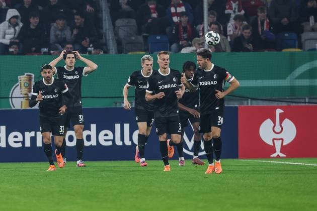 Sport, Football, DFB Pokal season 2025 2026 2nd round Fortuna Düsseldorf SC Freiburg 29 10 2025, MERKUR SPIEL ARENA Goal celebration SC Freiburg after the goal to 1 0 by Igor Matanovic SC Freiburg, 31 the players are happy Düsseldorf MERKUR SPIEL ARENA North Rhine-Westphalia Germany