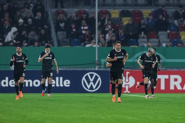 Sport, Football, DFB Pokal season 2025 2026 2nd round Fortuna Düsseldorf SC Freiburg 29 10 2025, MERKUR SPIEL ARENA Goal celebration SC Freiburg after the goal to 1 0 by Igor Matanovic SC Freiburg, 31 the players are happy Düsseldorf MERKUR SPIEL ARENA North Rhine-Westphalia Germany