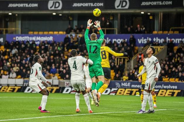 Carabao Cup Last 16 Wolverhampton Wanderers v Chelsea Chelsea goalkeeper Filip Jorgensen collects the ball during the Carabao Cup Last 16 Wolverhampton Wanderers vs Chelsea at Molineux, Wolverhampton, United Kingdom, 29th October 2025 (Photo by Alfie Cosgrove News Images) Wolverhampton Molineux West Midlands United Kingdom Copyright: xAlfiexCosgrove NewsxImagesx