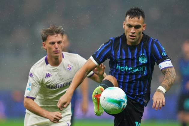 Inter MilanÕs Lautaro Martinez fight for the ball with FiorentinaÕs Albert Gudmundsson during the Serie A soccer match between Inter and Fiorentina at the San Siro Stadium in Milan , north Italy - Wednesday , October 29 , 2025. - Soccer .  Copyright: xSpada LaPressex