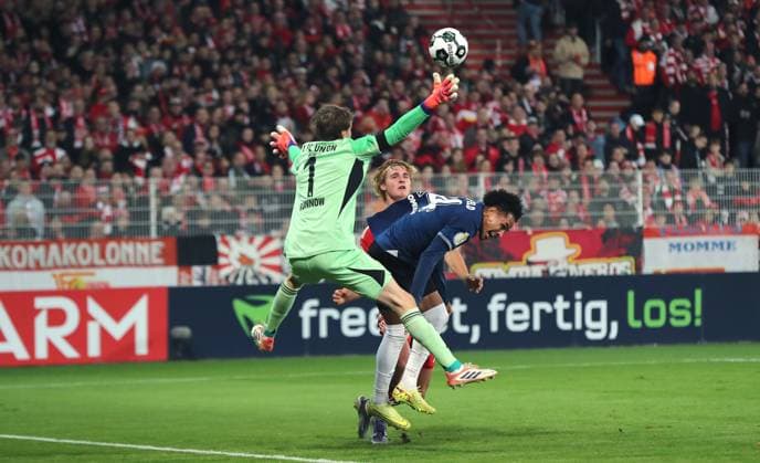 Goalkeeper Frederik Rönnow , Monju Momuluh scores the goal to equalize 1 1, Leopold Querfeld duel Match scene Action Sport Soccer Football DFB Pokal 2 Round Men Season 2025 2026 29 10 2025 1 FC Union Berlin FCU vs DSC Arminia Bielefeld DFL regulations prohibit any use of photographs as image sequences and or quasi video
