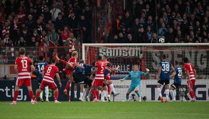 Soccer, Men, Season 2025 2026, DFB Pokal 2 Runde , 1 FC Union Berlin Arminia Bielefeld, Leopold Querfeld 4 v l , 1 FC Union Berlin scores the goal for 1 0 against goalkeeper Jonas Kersken Arminia Bielefeld , 29 10 2025, Copyright: xMatthiasxKochx
