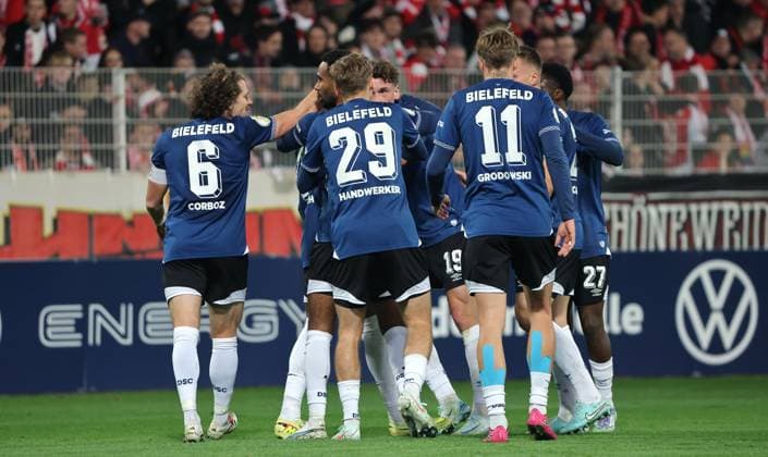 Bielefelder Mannschft cheers after 1 1 by Monju Momuluh joy emotion jubilation sport soccer soccer DFB Pokal 2 round men season 2025 2026 29 10 2025 1 FC Union Berlin FCU vs DSC Arminia Bielefeld DFL regulations prohibit any use of photographs as image sequences and or quasi video